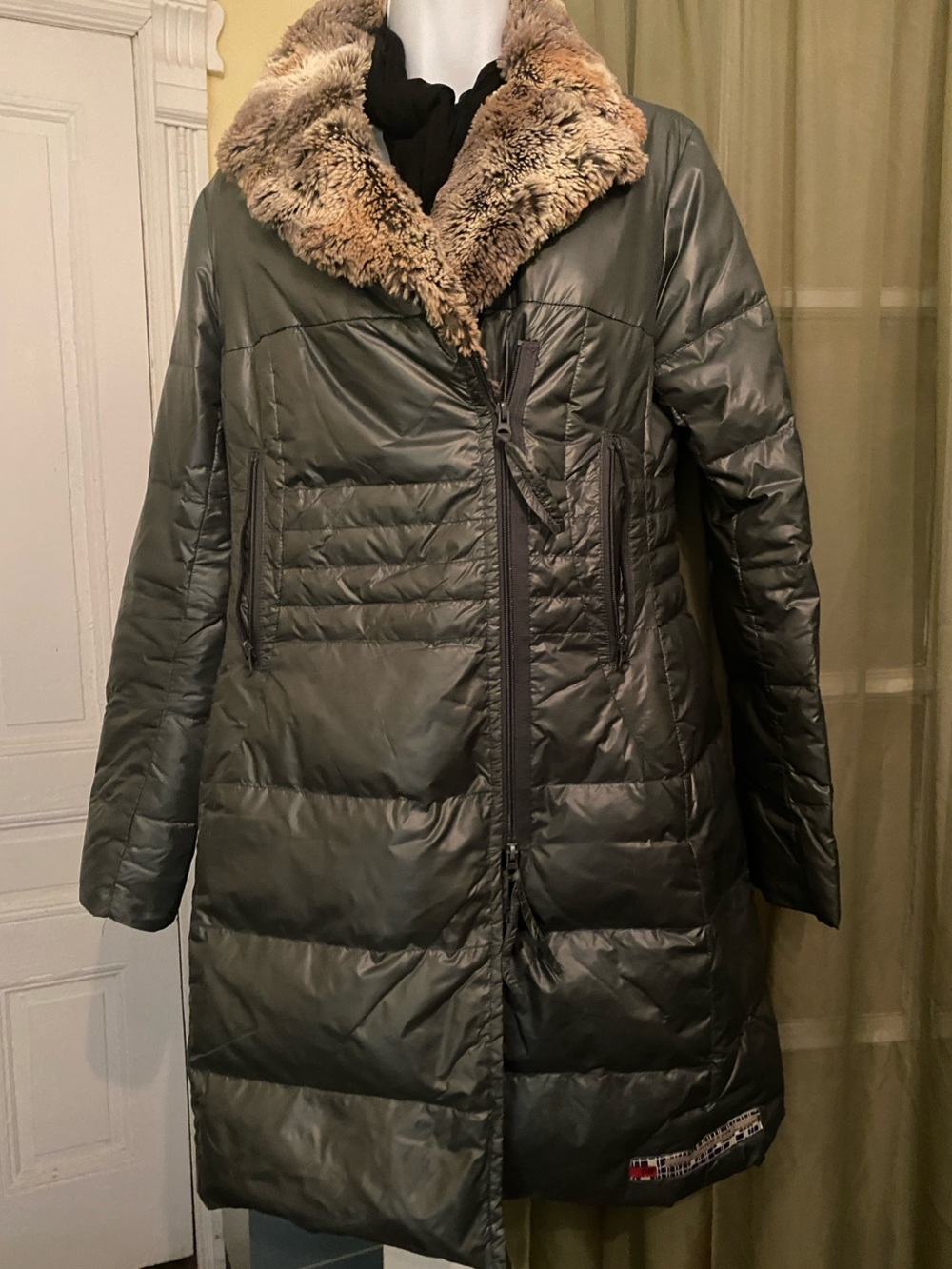 Stylish Green Puffer Coat with Plush Faux Fur Collar